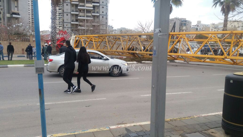 صور: انهيار رافعة في ورشة بناء ببات يام وانباء عن اصابات 